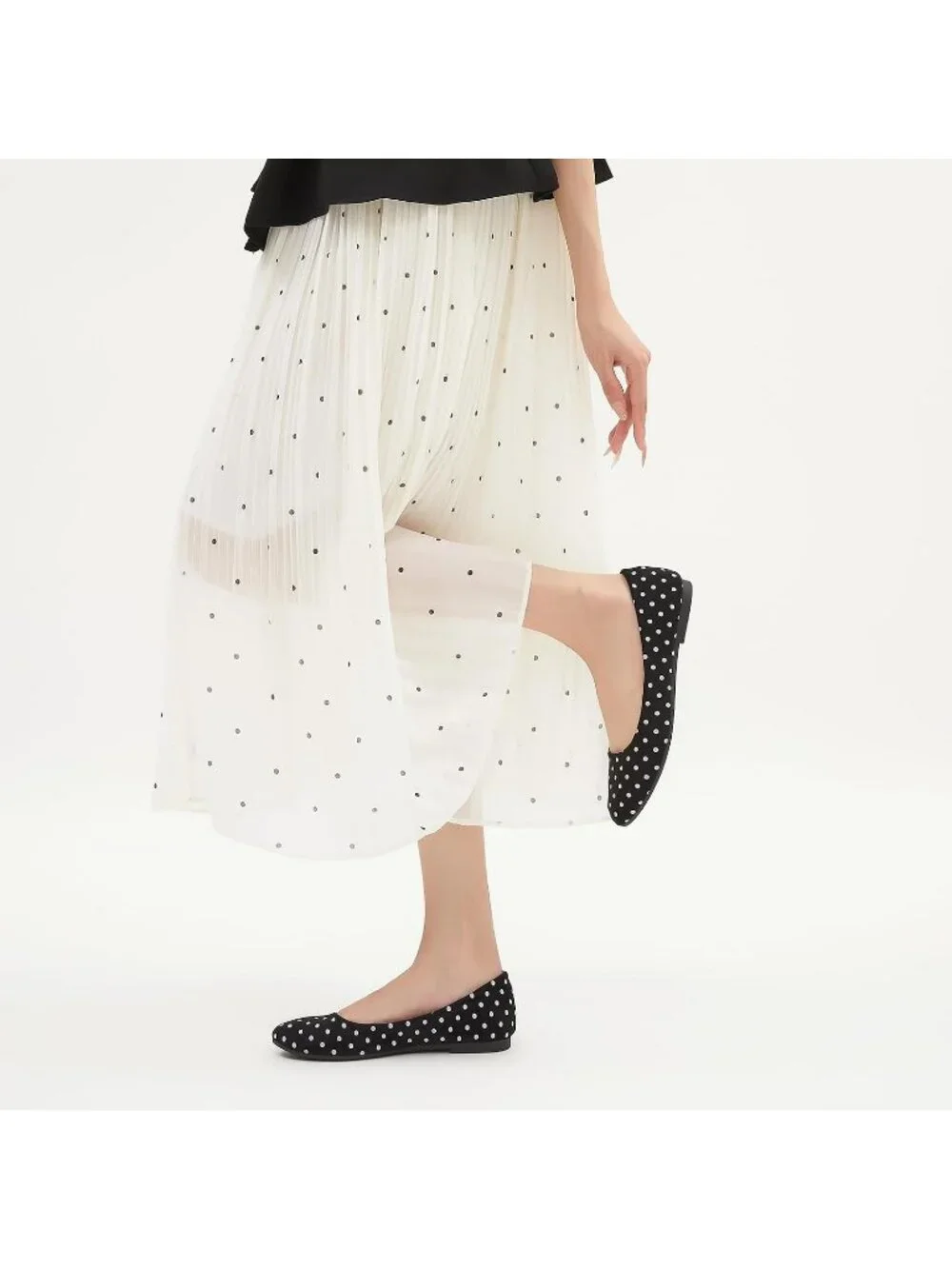 Women's Black Dot PU Leather Closed Toe Comfortable Flexible Slip On Ballet Flat